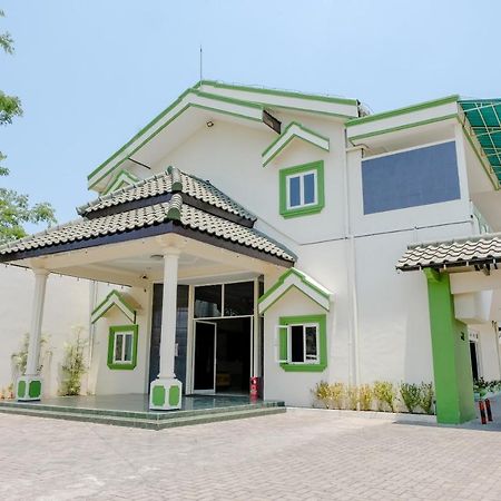 Hotel Taman Indah Мадиун Екстериор снимка