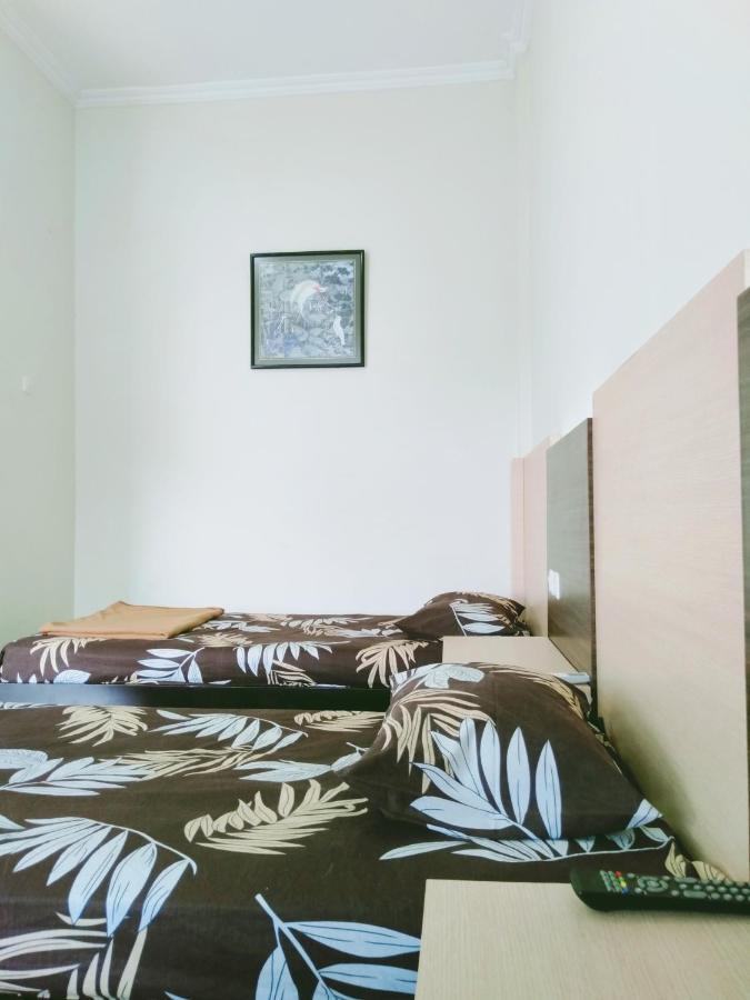 Hotel Taman Indah Мадиун Екстериор снимка