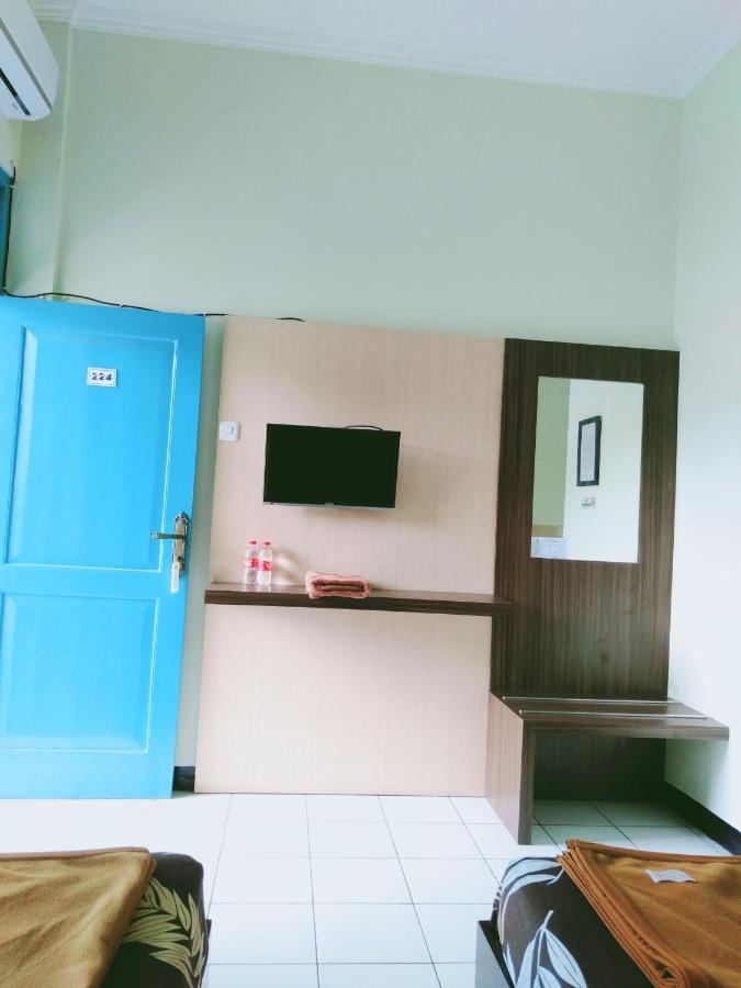 Hotel Taman Indah Мадиун Екстериор снимка