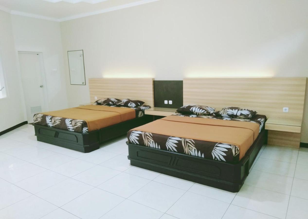 Hotel Taman Indah Мадиун Екстериор снимка
