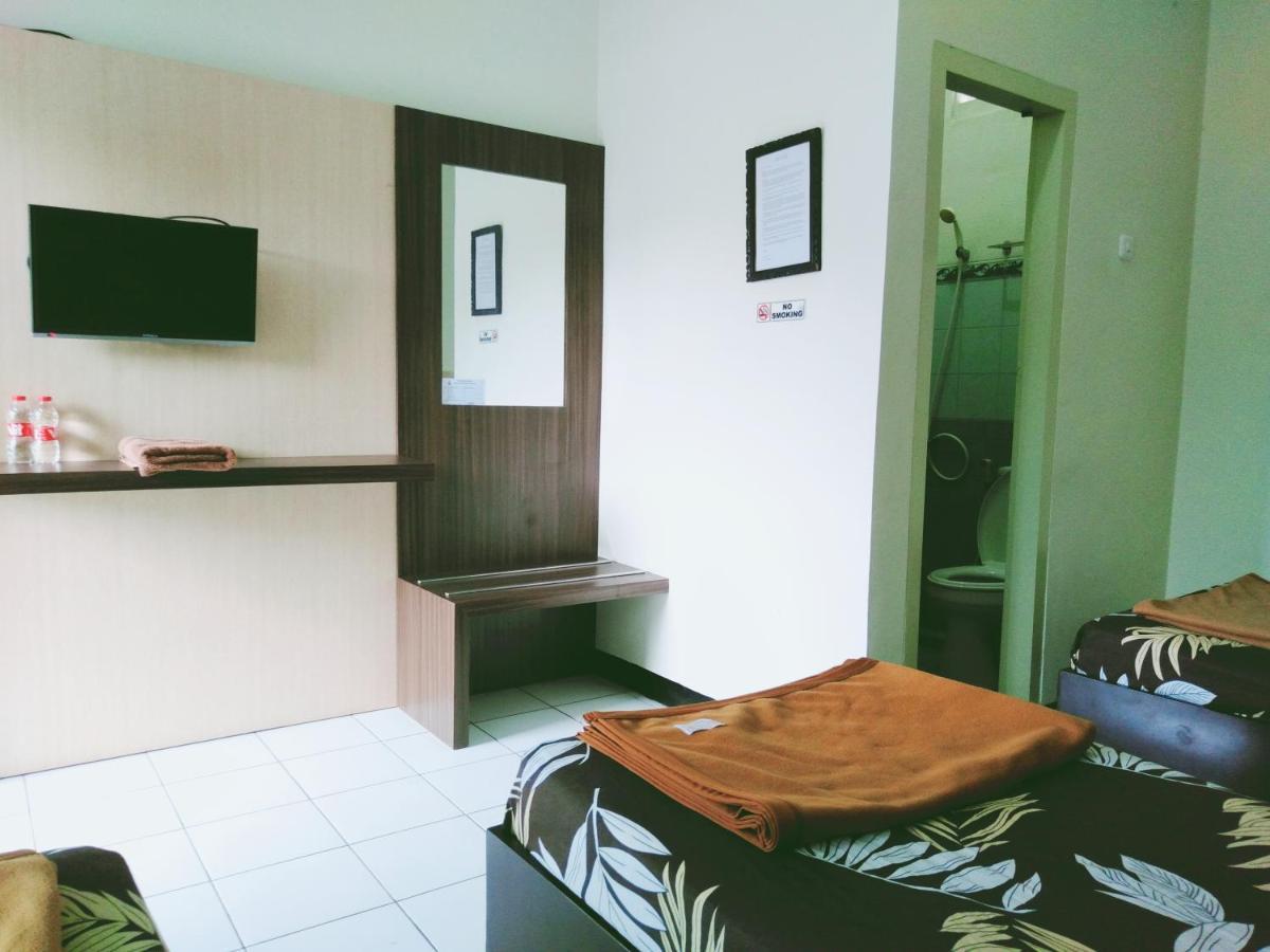 Hotel Taman Indah Мадиун Екстериор снимка