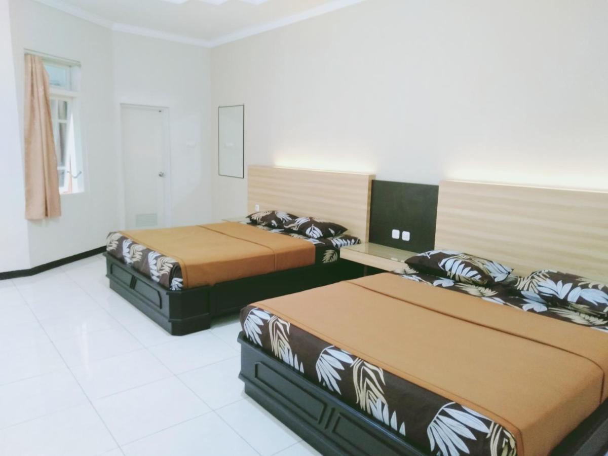 Hotel Taman Indah Мадиун Екстериор снимка