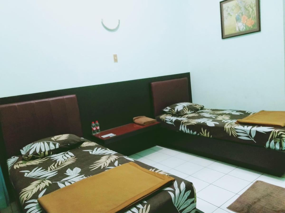 Hotel Taman Indah Мадиун Екстериор снимка