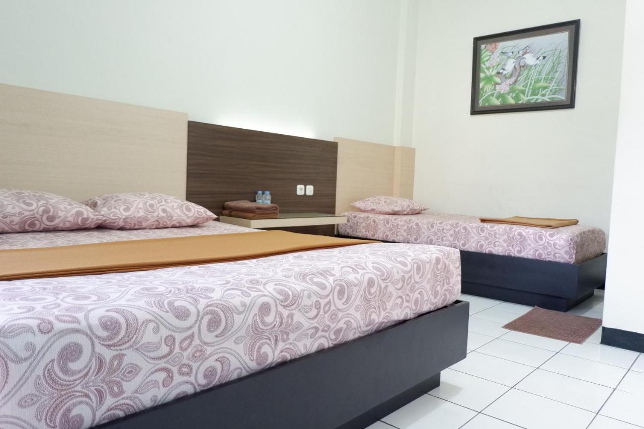 Hotel Taman Indah Мадиун Екстериор снимка