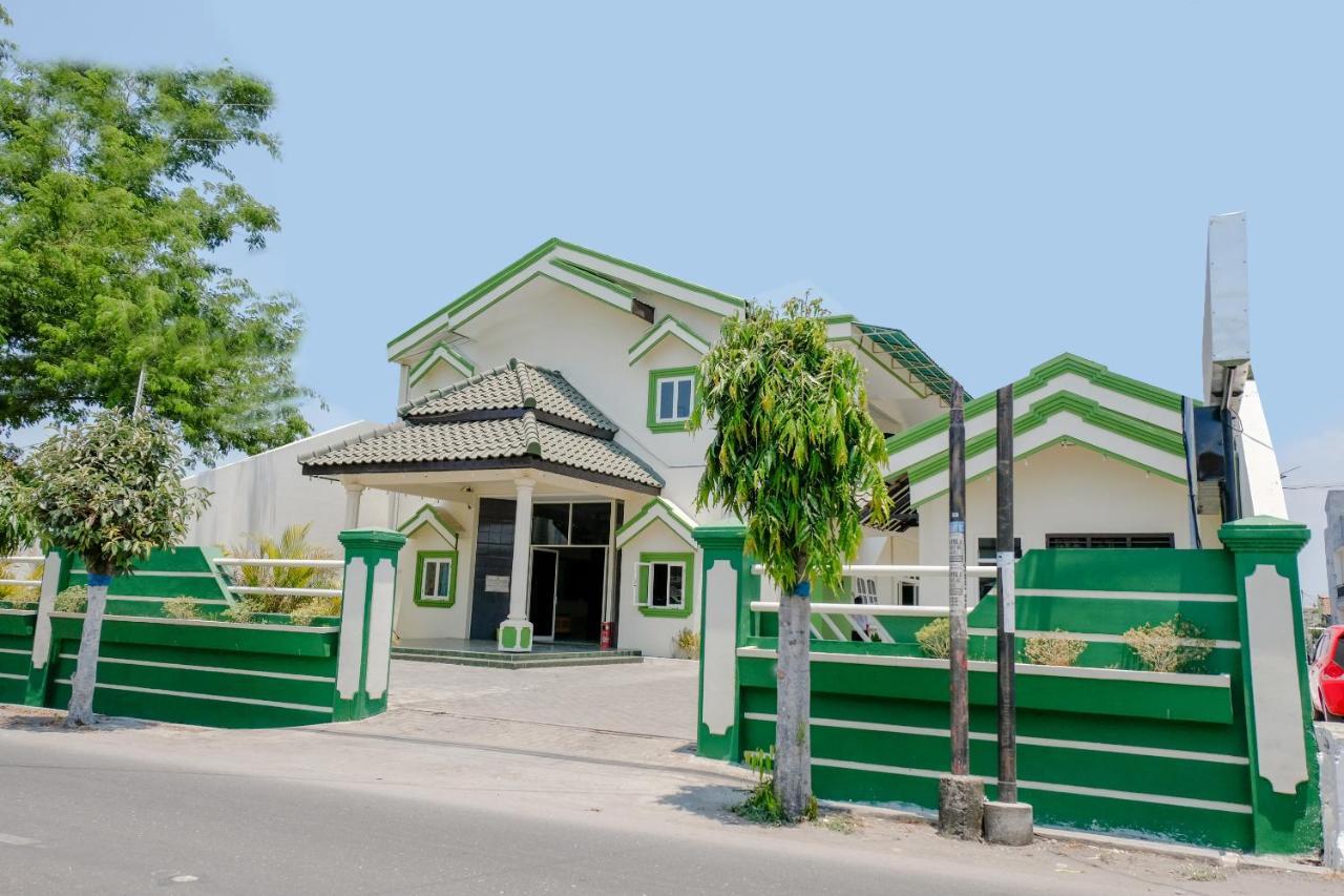 Hotel Taman Indah Мадиун Екстериор снимка