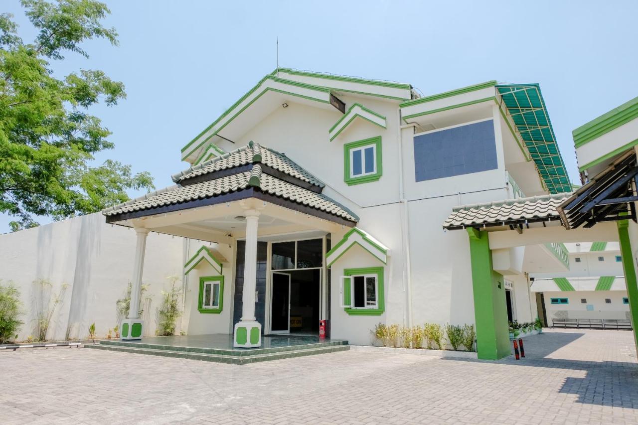 Hotel Taman Indah Мадиун Екстериор снимка