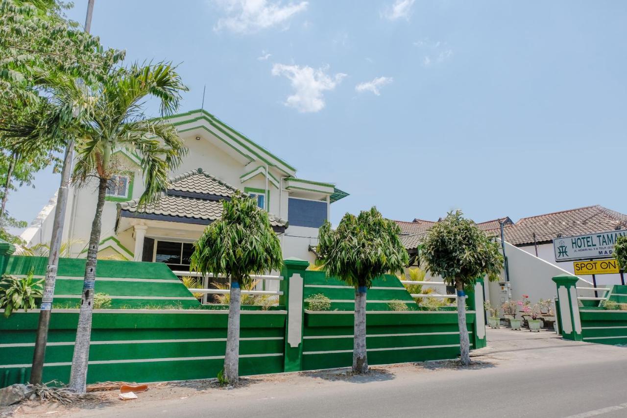 Hotel Taman Indah Мадиун Екстериор снимка